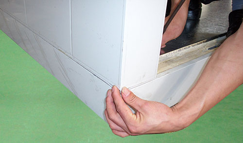 Lock the Cold Room Wall Panels to Floor Panels Walk-in Cold Room Installation: Walk in Cooler and Freezer Cold Store Floor Board Wall Panel Connection