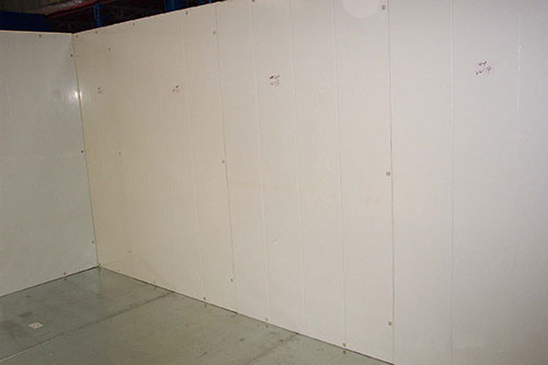 Connect Cold Room Door Piece Panel in the Same Way, then Hook Ceiling Panels on the Top to Finish Cold Room Panel Installation. Walk-in Cold Storage Room Installation: Walk in Cooler and Freezer Cold Store Door Piece Panel and Ceiling Connection and Joint