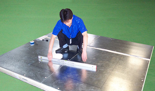 Connect the Cold Room Cam Lock Floor Panels with a Hex Key Walk-in Cold Room Installation: Walk in Cooler and Freezer Cold Store Floor Board Connection