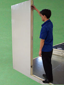 Ensure the Wall Panels Stand Uprightly Walk-in Cold Store Installation: Walk in Cooler and Freezer Cold Room Wall Panels Joint